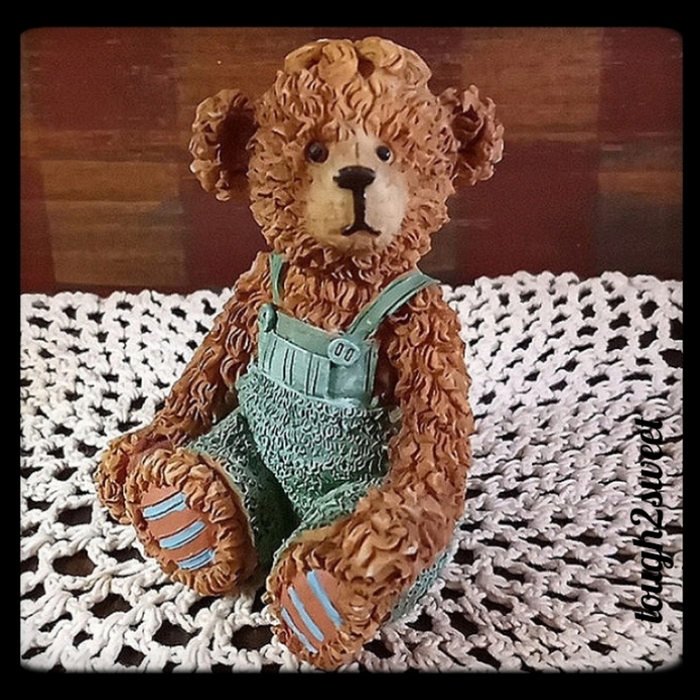 "1990" RESIN TEXTURED TEDDY BEAR WITH GREEN OVERALLS(CH/TP) - Picture 1 of 14